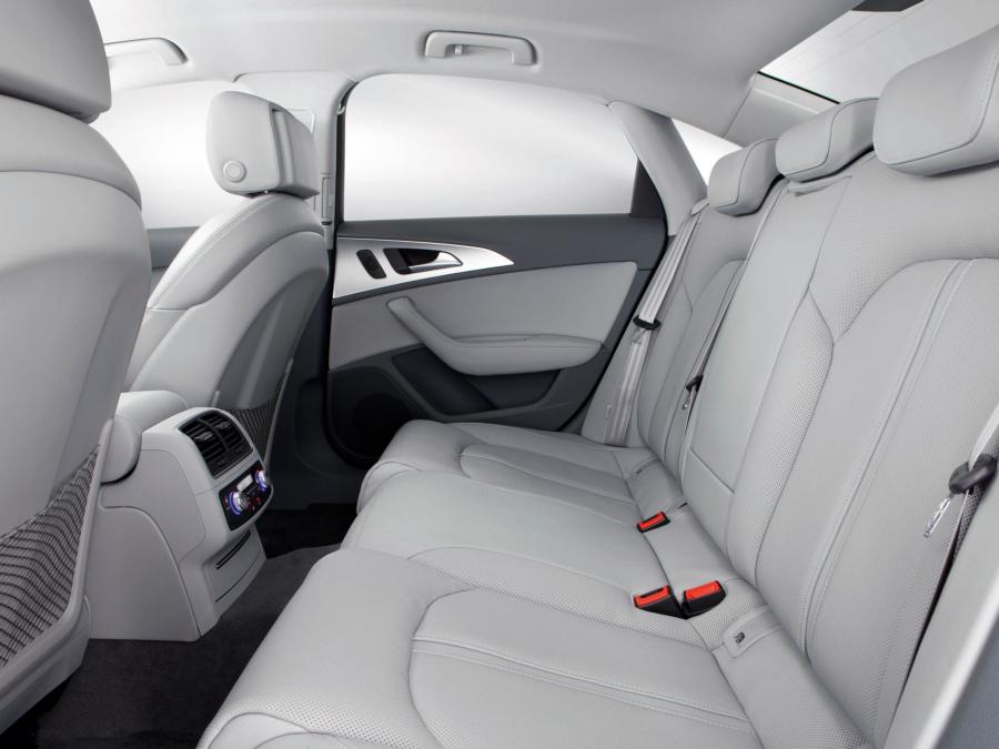 Интерьер Audi A6 Hybrid Sedan (4G, C7) 2011 года  (фото 16 из 24)